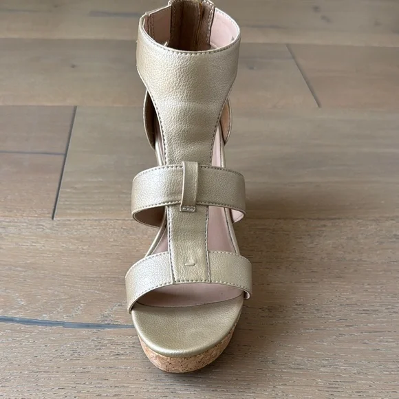 Elegant Gold Women's Sandal - Picture 10 of 11